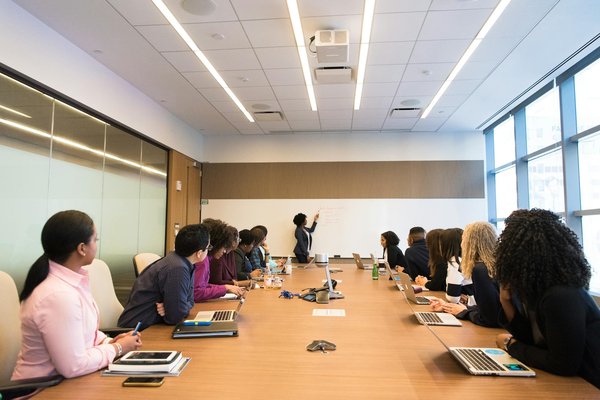 Le pin’s publicitaire personnalisé : un détail qui fait la différence pour promouvoir votre entreprise