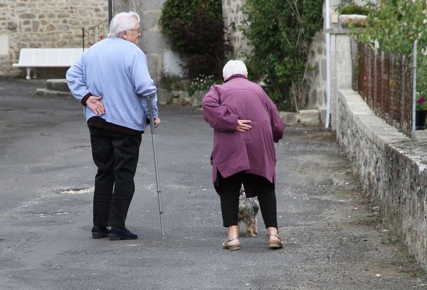 Quels sont les bénéfices du maintien à domicile pour la santé physique et mentale des aînés ?