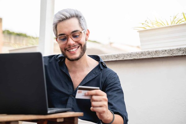 Comment les entreprises de bijoux fait-main peuvent-elles tirer parti des marchés artisanaux en ligne pour augmenter leurs ventes?